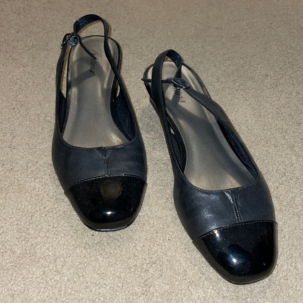 9.5W black DEA Trotters sling back pump